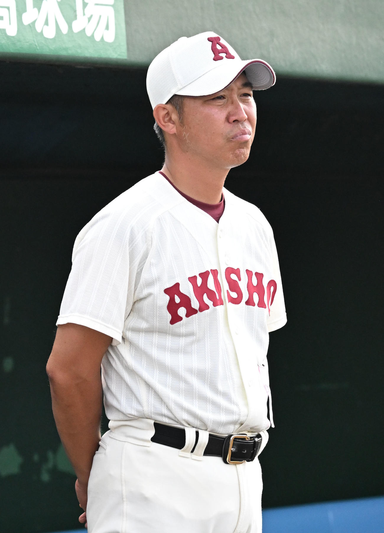 全国高校野球秋田県大会　秋田商対金足農　金足農に敗れ甲子園出場を逃し、表彰式を見つめる秋田商・太田監督（撮影・千葉一成）