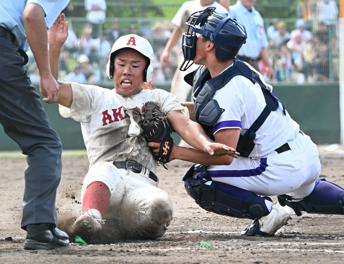 全国高校野球秋田県大会　秋田商対金足農　7回表秋田商1死満塁、細部流導の三塁内野安打で本塁を狙うが併殺に倒れる三走倉内。捕手相馬（撮影・千葉一成）