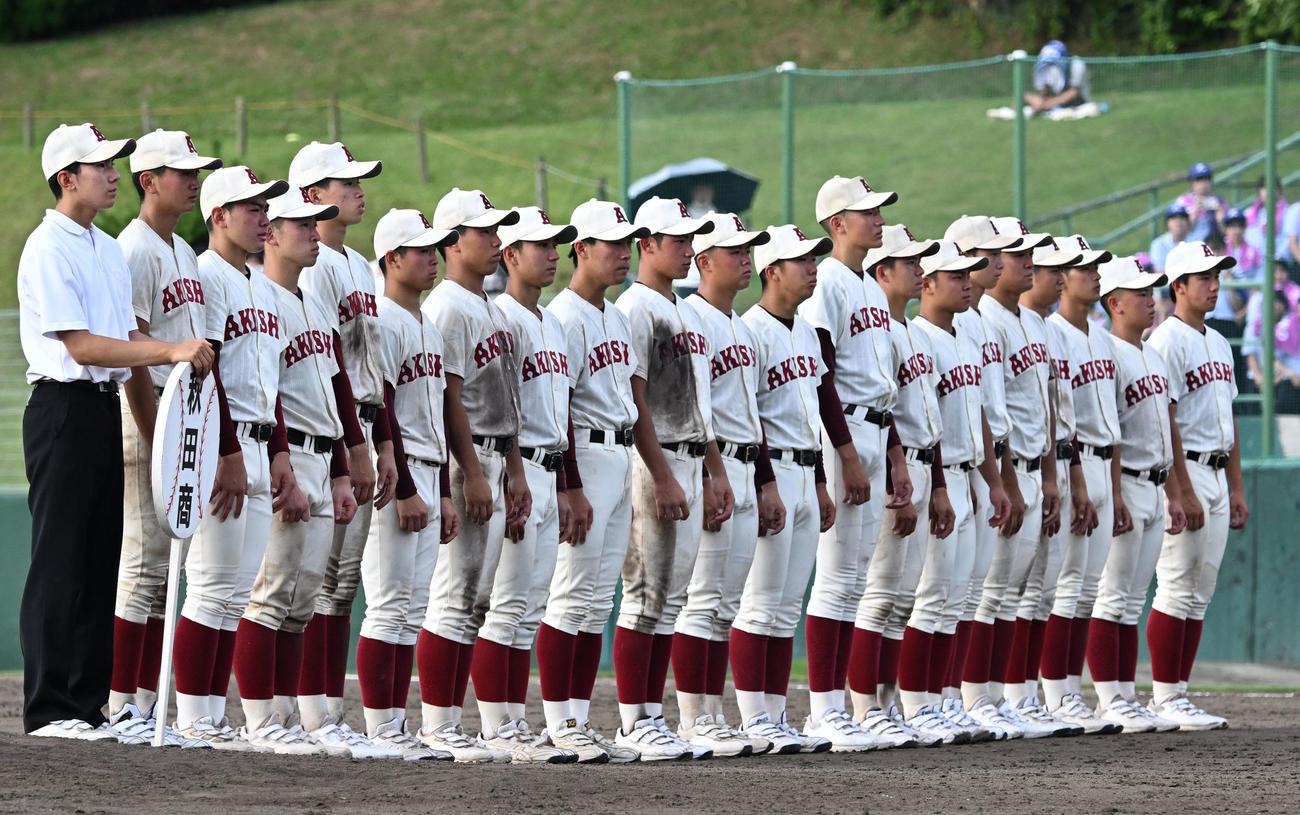 全国高校野球秋田県大会　秋秋田商対金足農　表彰式で整列する金足農に敗れ甲子園出場を逃した秋田商の選手ら（撮影・千葉一成）