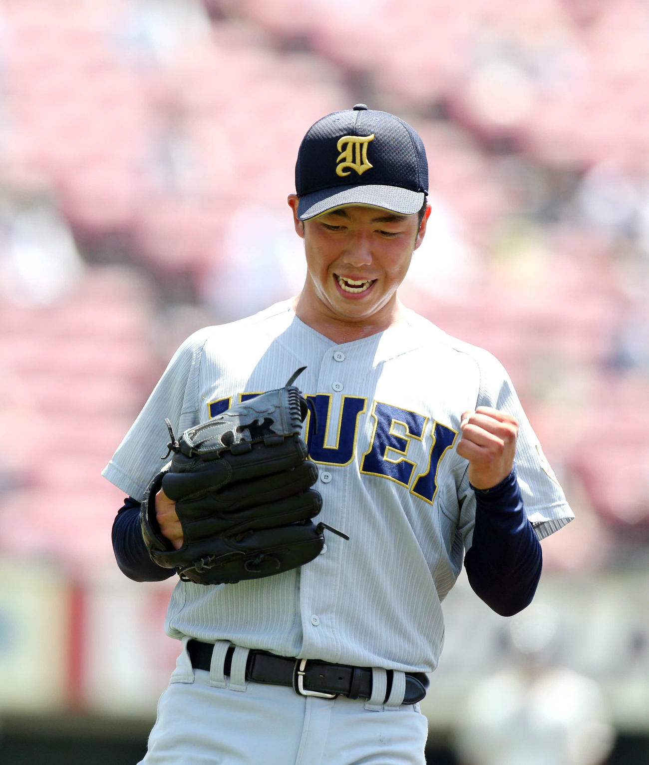 古川学園対仙台育英　2回を無失点に抑えガッツポーズする仙台育英・武藤（撮影・木村有優）