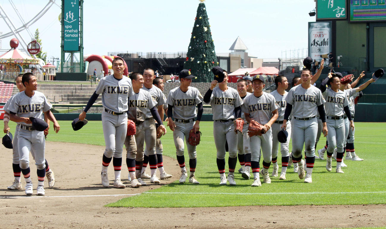 古川学園対仙台育英　応援団に勝利を報告する仙台育英の選手たち（撮影・木村有優）