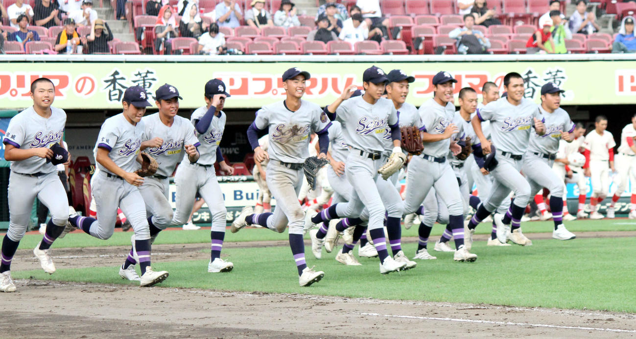 聖和学園対仙台商業　校歌を歌い終え応援団の元へ駆け出す聖和学園の選手たち（撮影・木村有優）