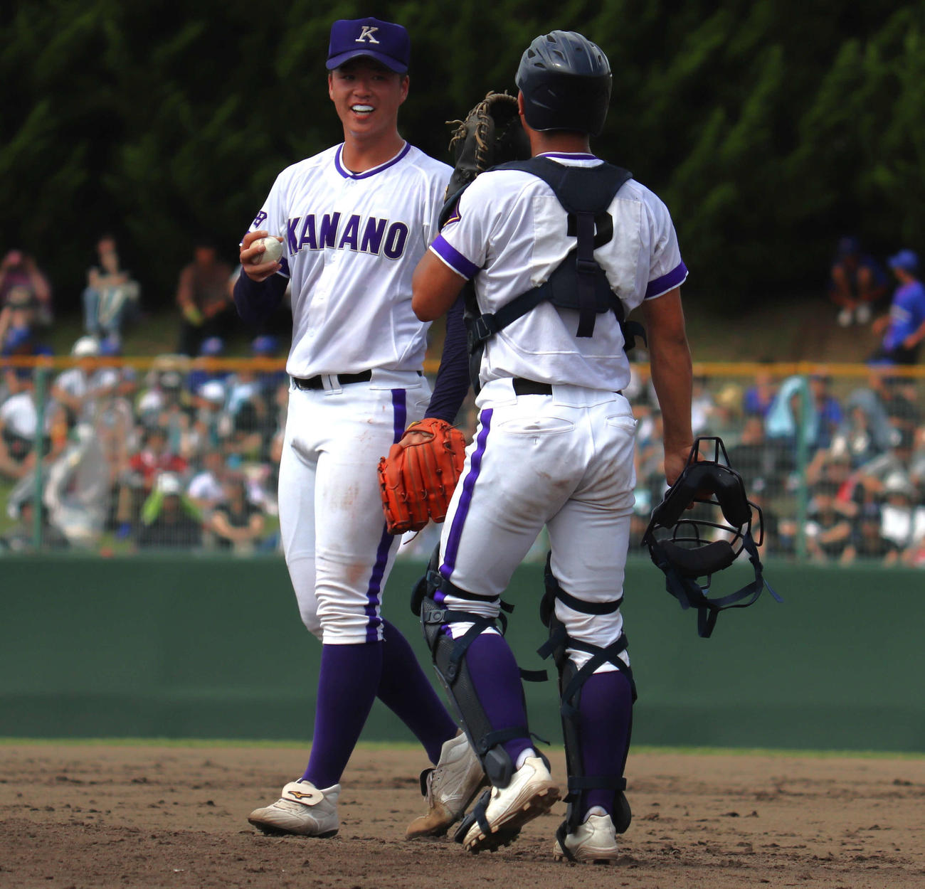 秋田商対金足農　9回のピンチで吉田の元へ歩み寄る相馬（撮影・黒須亮）