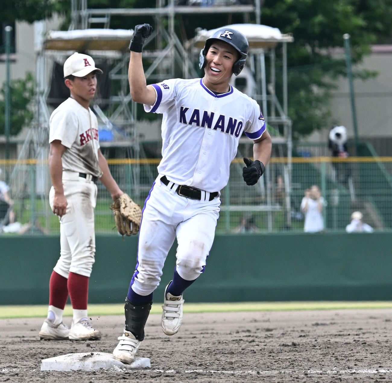 全国高校野球秋田県大会　秋田商対金足農　3回裏金足農二死、相馬が右越えに本塁打を放ち三塁を回る。左は三塁手倉内（撮影・千葉一成）
