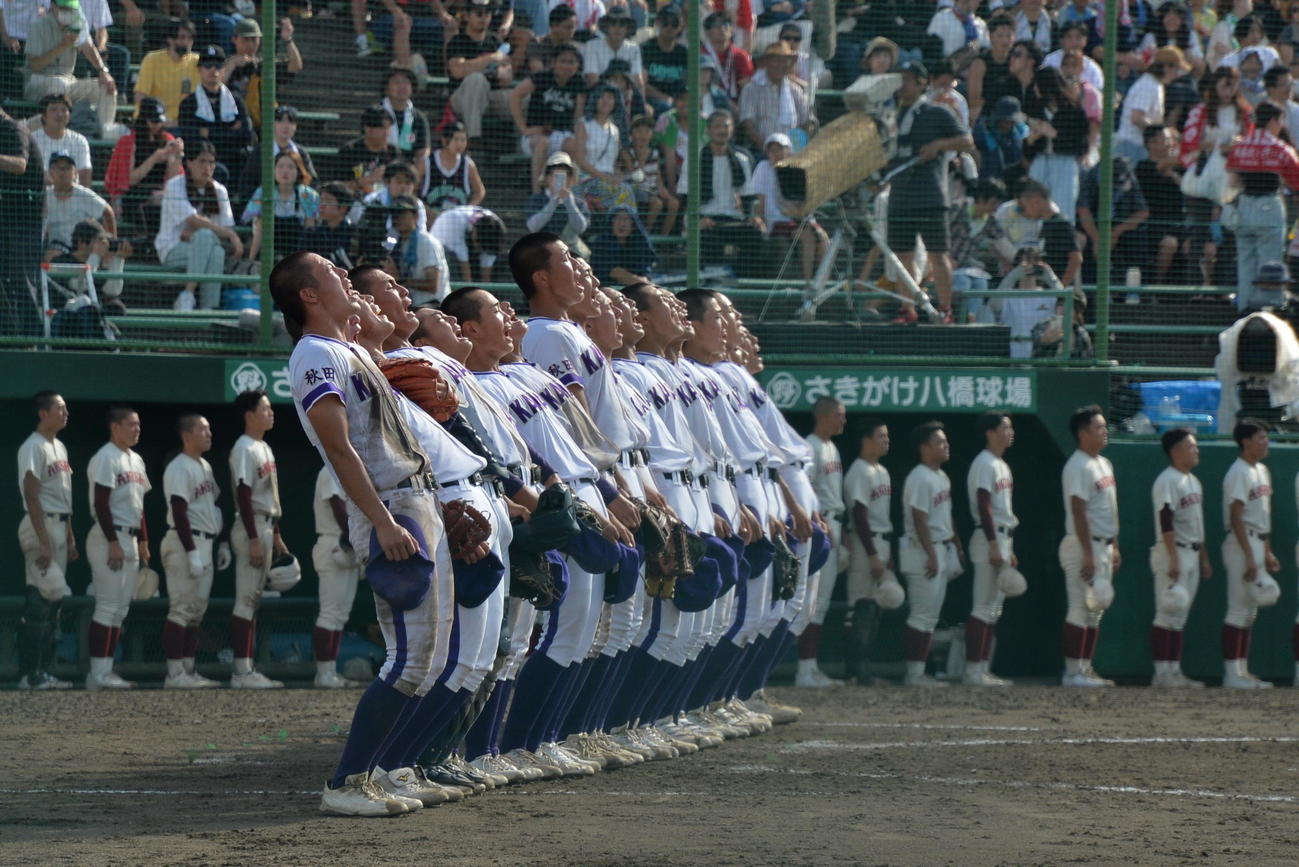秋田商対金足農　6年ぶり7度目の優勝を果たし、校歌を歌う金足農ナイン（撮影・濱本神威）