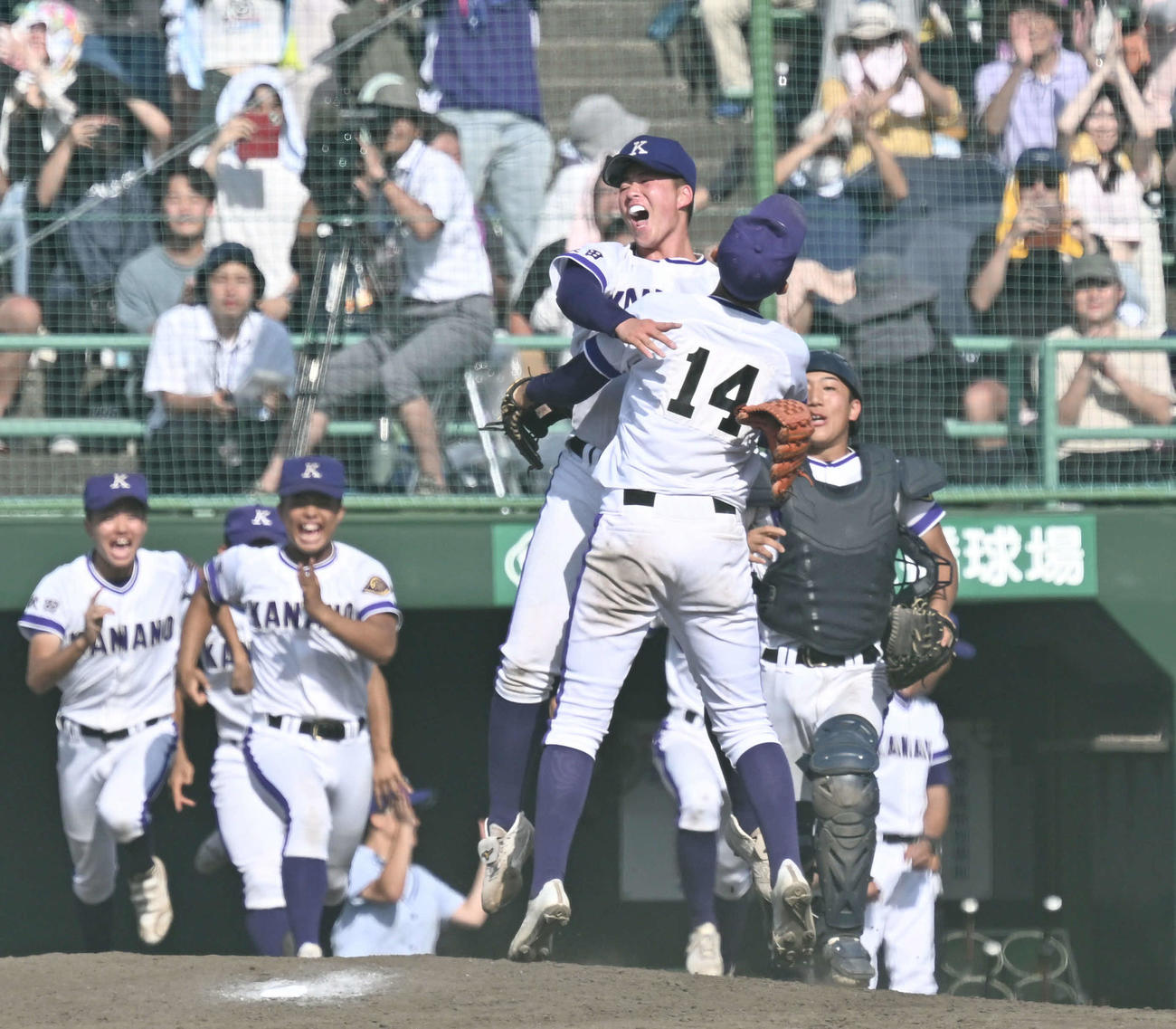 全国高校野球秋田県大会　秋田商対金足農　秋田商に競り勝ち、優勝を決め佐藤（14）と抱き合って喜ぶ吉田（撮影・千葉一成）