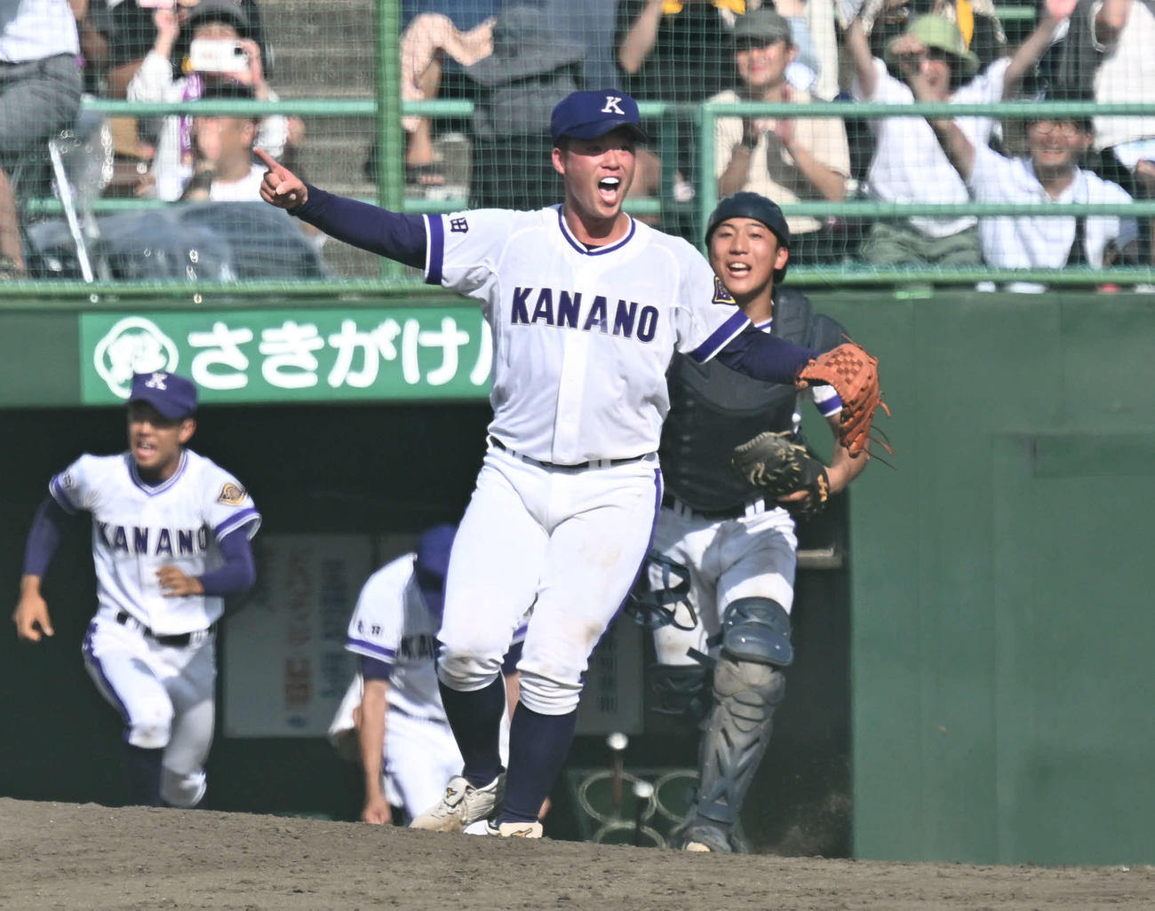 全国高校野球秋田県大会　秋田商対金足農　秋田商に競り勝ち、優勝を決め喜ぶ吉田。右後方は捕手相馬（撮影・千葉一成）