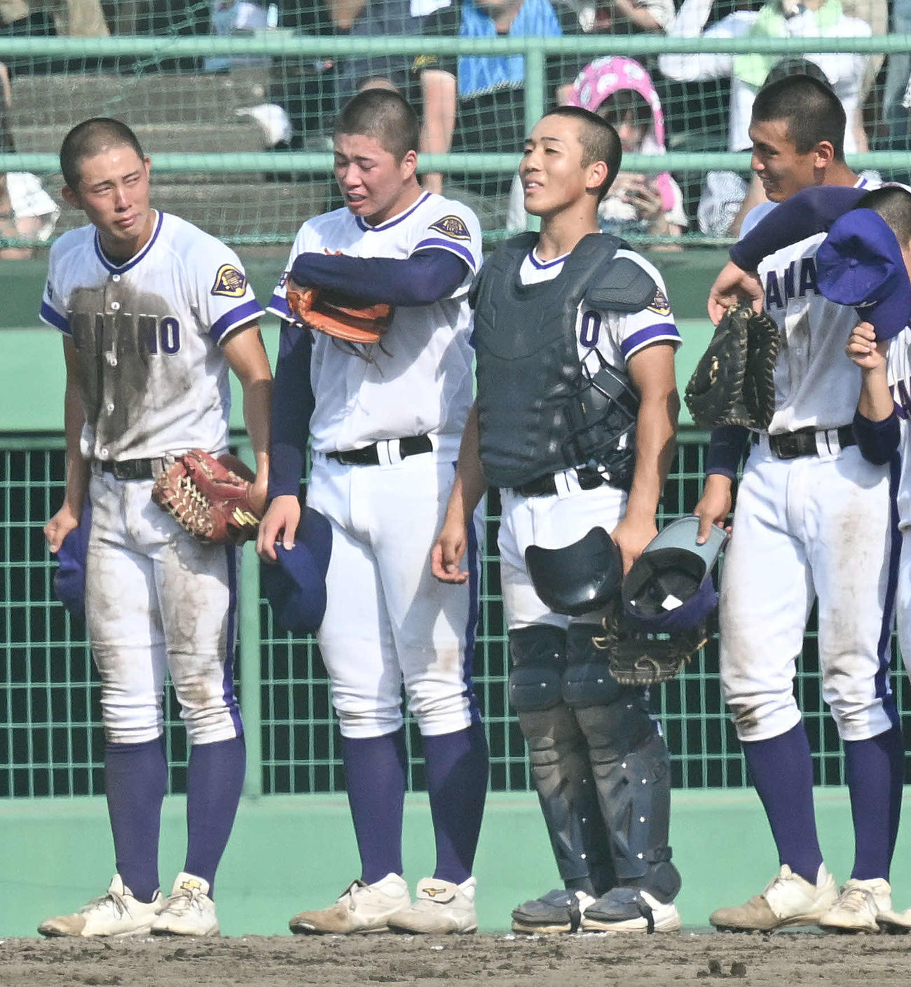 全国高校野球秋田県大会　秋田商対金足農　秋田商に競り勝ち、優勝を決め校歌斉唱を前に感極まる吉田（左から2人目）（撮影・千葉一成）
