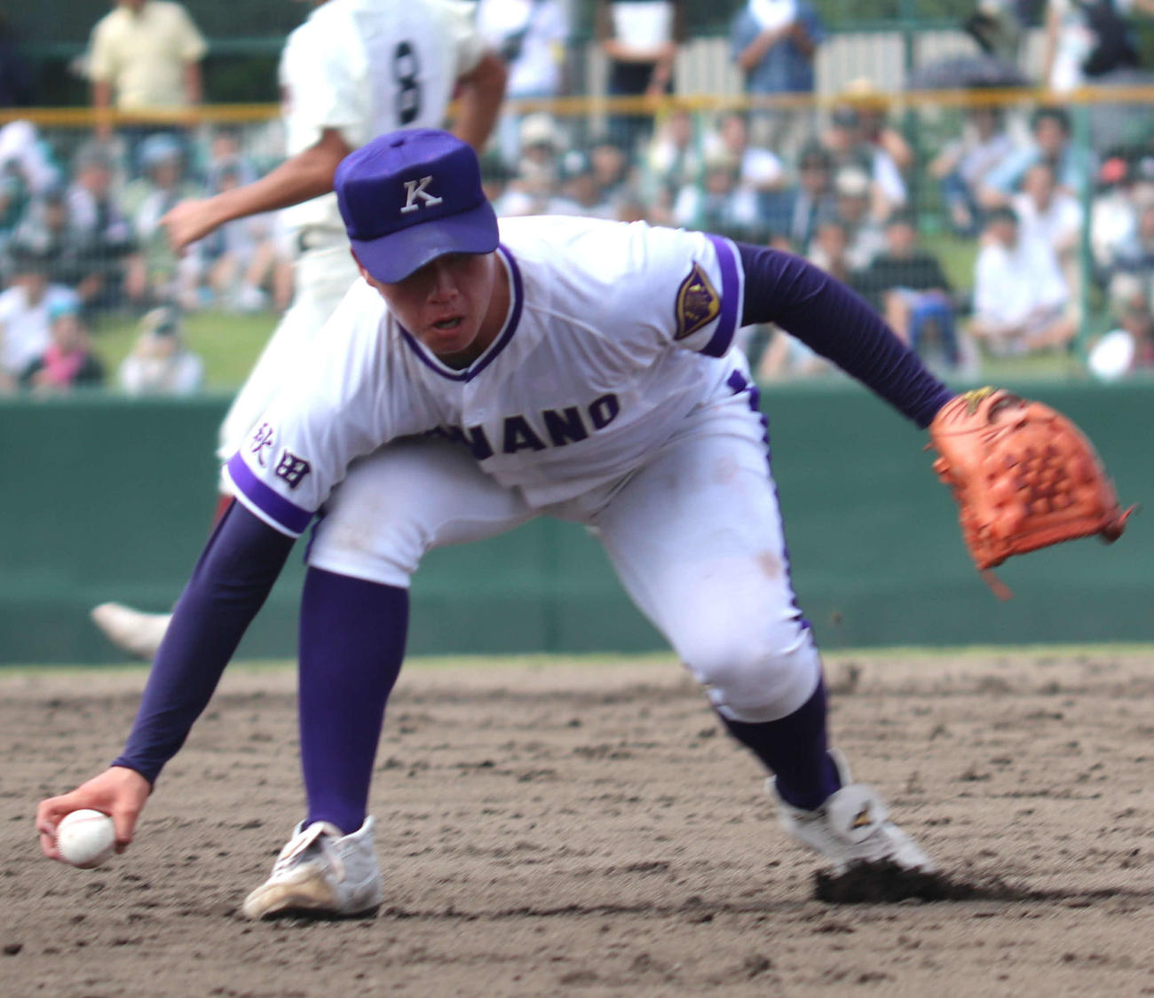 秋田商対金足農　5回表秋田商2死一、三塁、今野のボテボテの投ゴロが手に付かず失策する吉田（撮影・黒須亮）