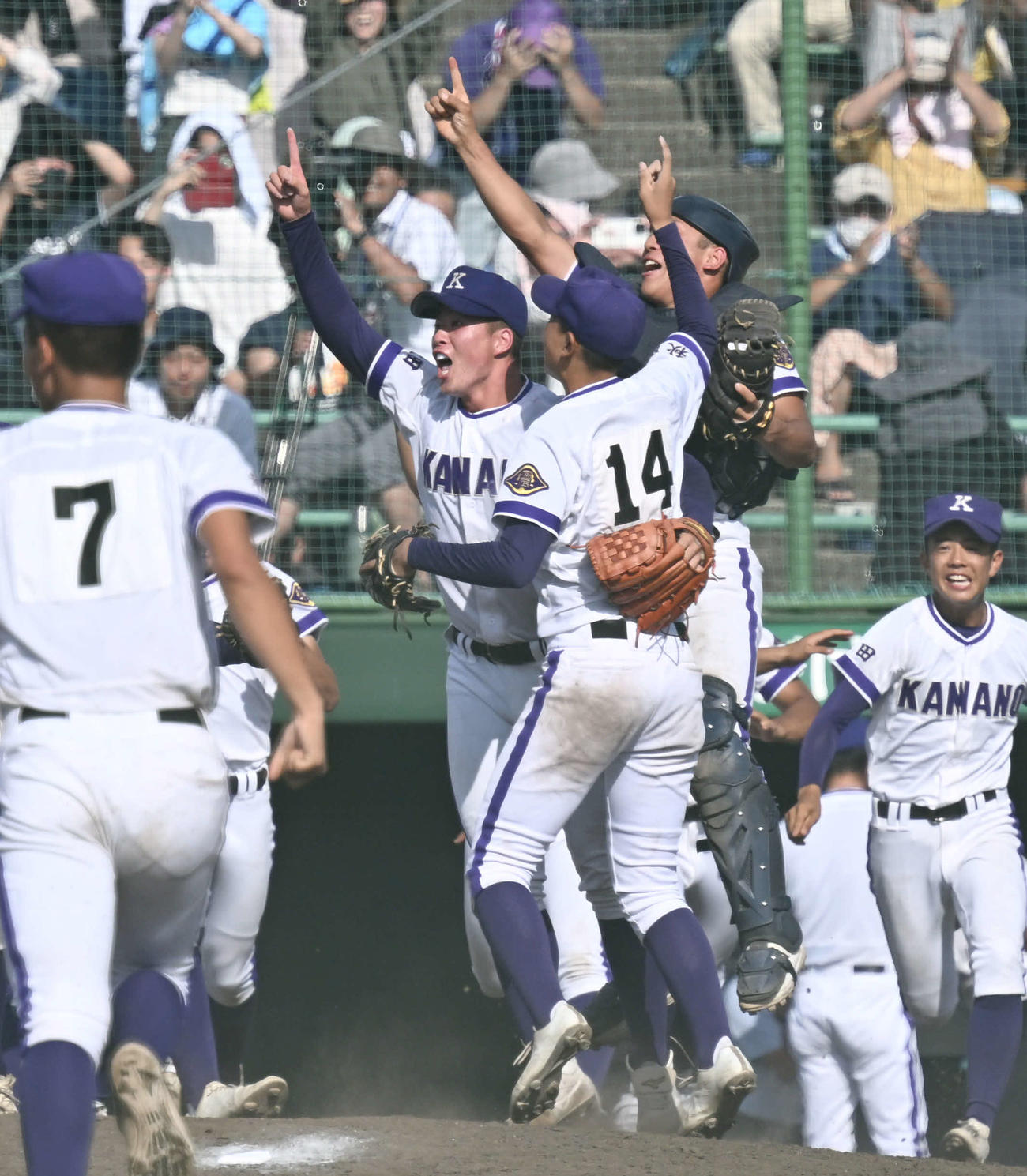 全国高校野球秋田県大会　秋田商対金足農　秋田商に競り勝ち、優勝を決め佐藤（14）らと喜ぶ吉田（撮影・千葉一成）