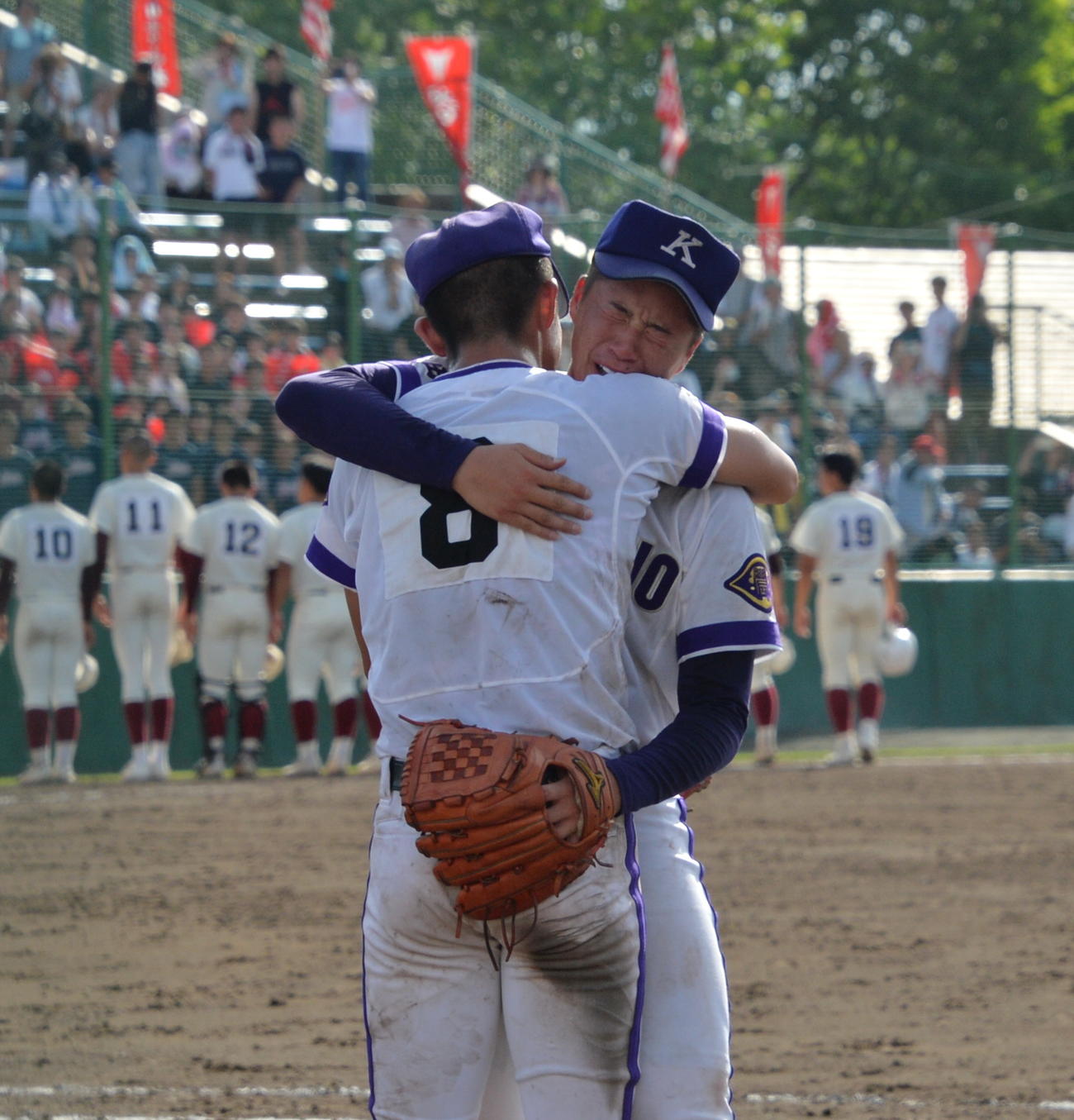 秋田商対金足農　6年ぶり7度目の夏の甲子園出場を決め、エース右腕・吉田（奥）は、高橋主将と抱き合い涙（撮影・濱本神威）