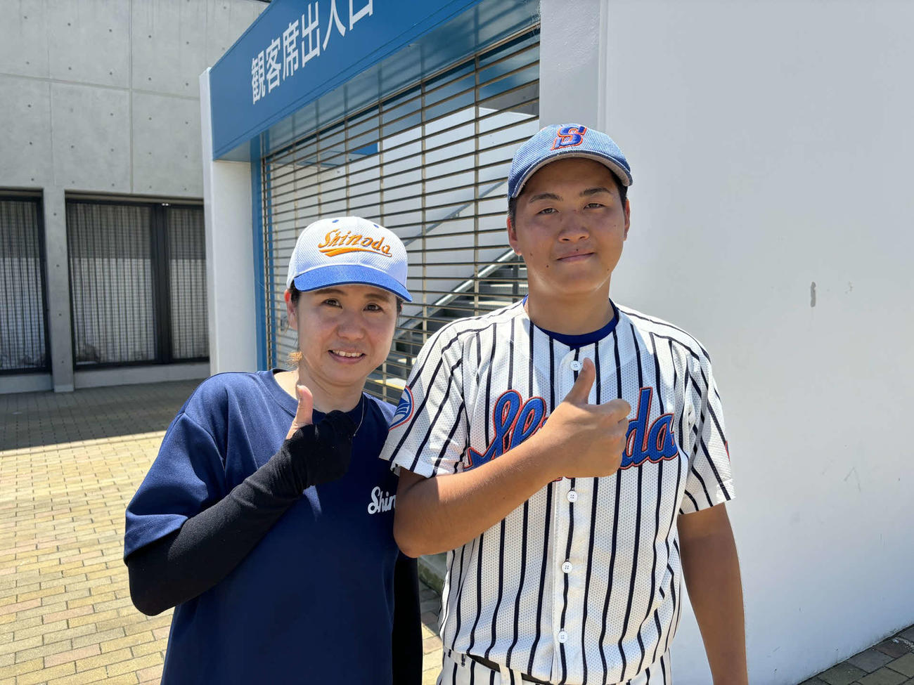 信太・高川倭（右）と母奈緒さん＝2024年7月21日