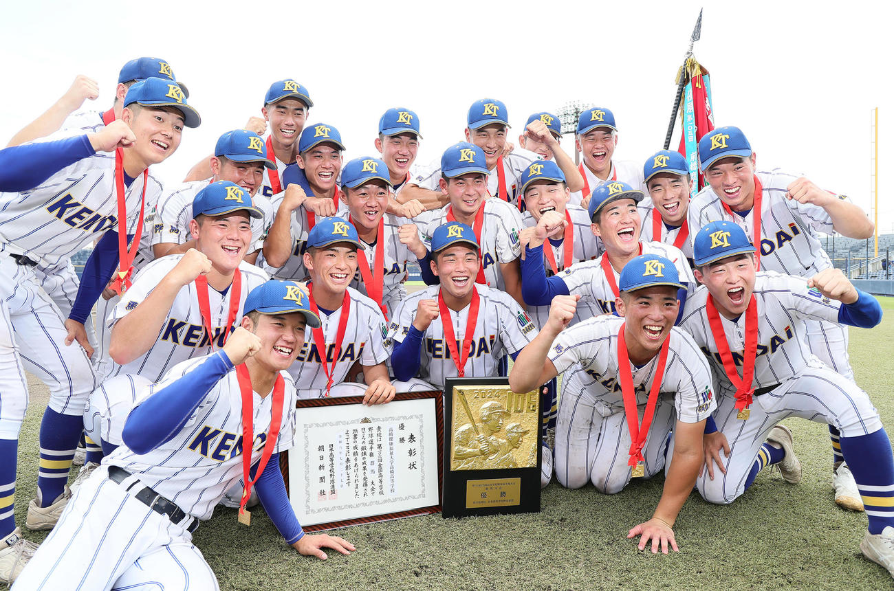 前橋商対健大高崎　優勝し歓喜する健大高崎（撮影・足立雅史）