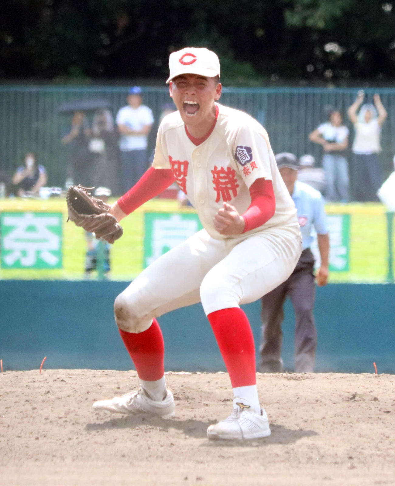 奈良大付対智弁学園　勝利の瞬間、マウンドで喜ぶ智弁学園・田近（撮影・塚本光）
