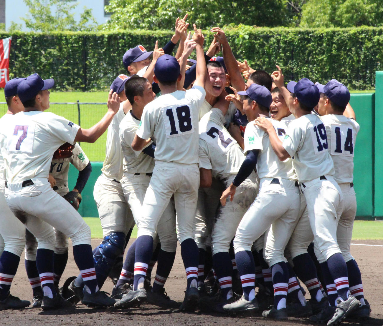 下関国際対南陽工　14年ぶりの優勝で歓喜する南陽工の選手たち（撮影・菊川光一）
