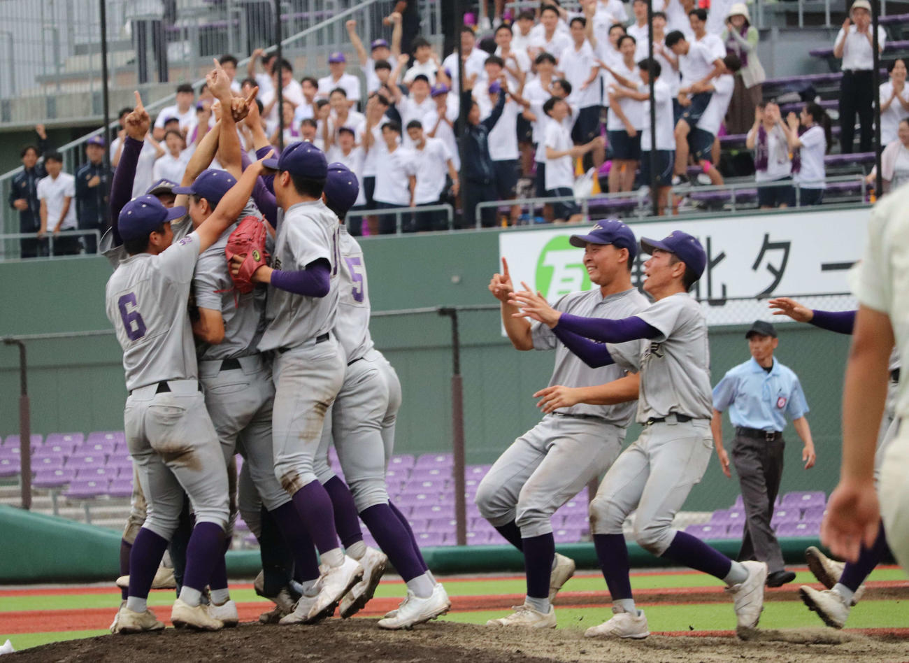 花巻東対盛岡大付　優勝が決まりマウンドに集まる花巻東の選手たち（撮影・古川真弥）