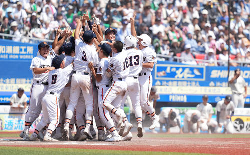 市船橋対木更津総合 10回、さよならで市船橋に勝利し、喜びを爆発させる木更津総合ナイン(撮影・菅敏)