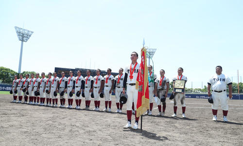 大阪桐蔭対東海大大阪仰星 優勝を決めて応援席に向かってあいさつする宮本真司郎主将(手前)と大阪桐蔭ナイン(撮影・白石智彦)大阪桐蔭対東海大大阪仰星 優勝を決めて応援席に向かってあいさつする宮本真司郎主将(右から5人目)と大阪桐蔭ナイン(撮影・白石智彦)