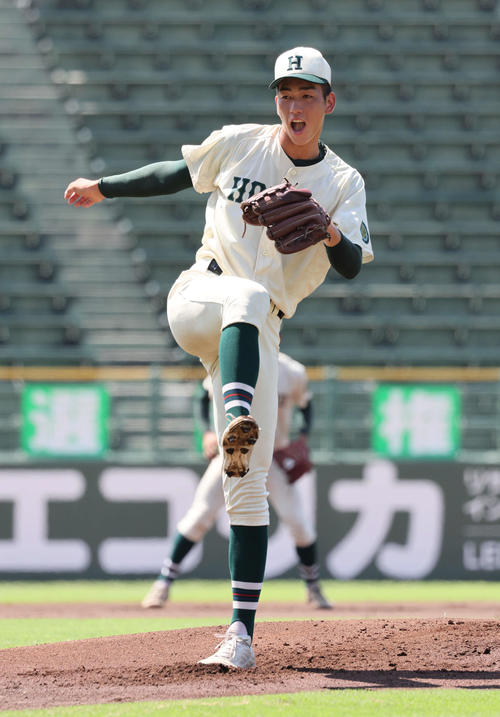 明石商対報徳学園 完封勝利を挙げた報徳学園先発の今朝丸(撮影・宮崎幸一)