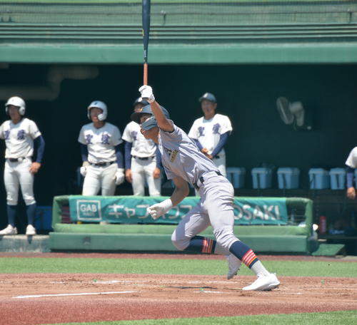 弘前学院聖愛対青森山田　青森山田の1番佐藤洸が、2点を追いかける6回2死満塁、逆転満塁本塁打を放つ（撮影・濱本神威）