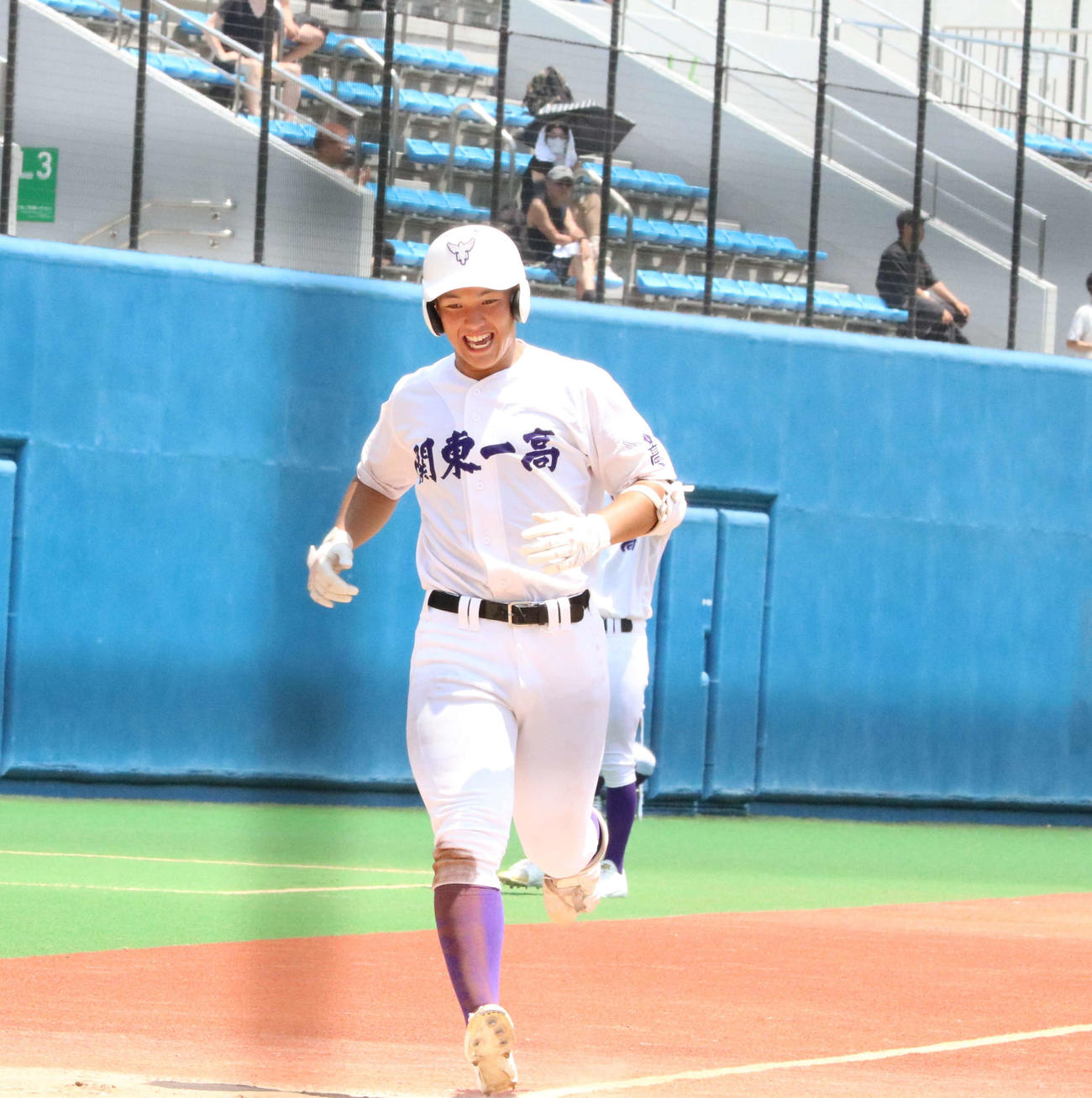 成立学園対関東第一　6回裏関東第一2死一、二塁、左中間への3点本塁打を放ち、笑顔でベースを回る高橋（撮影・水谷京裕）