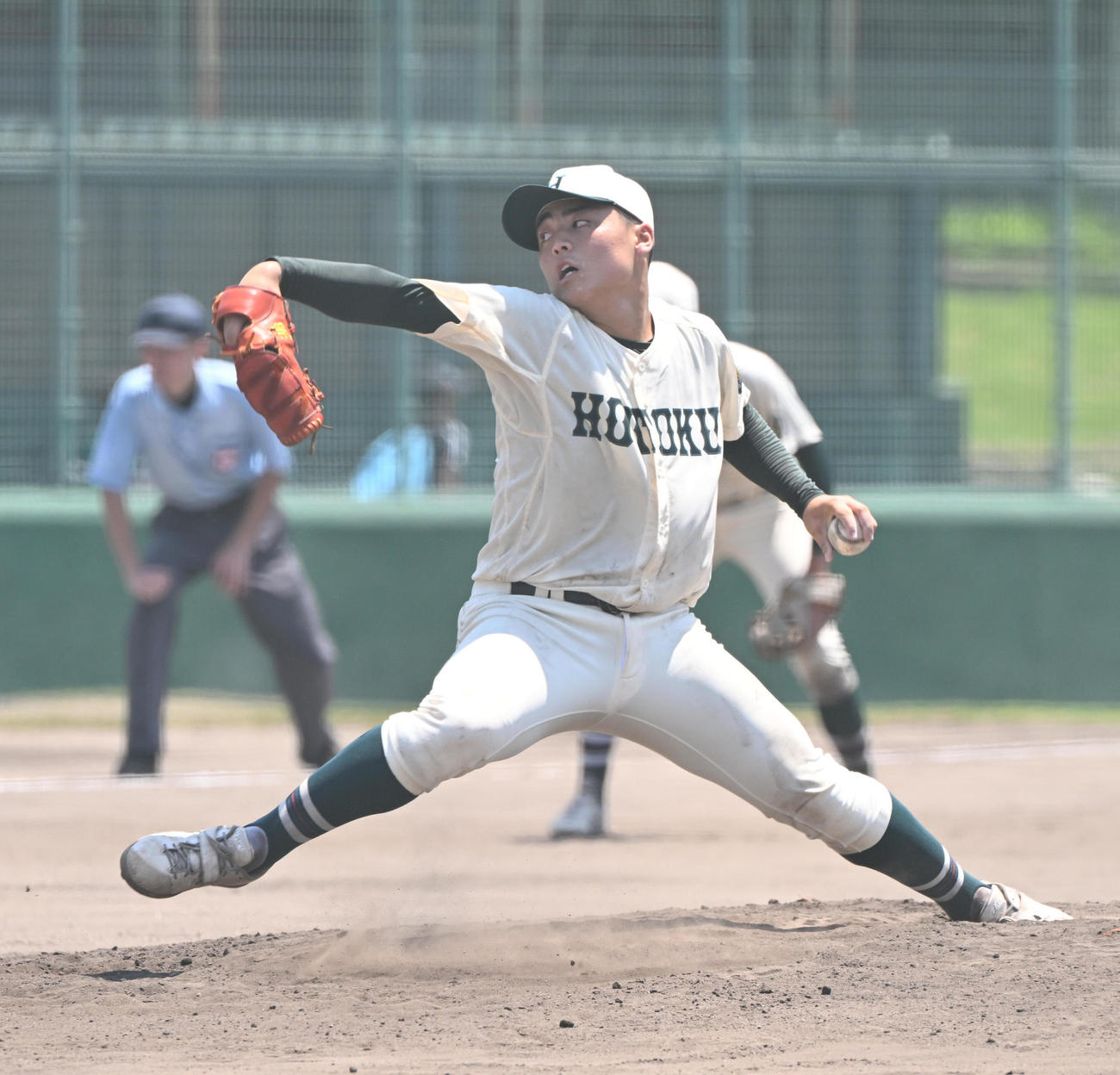 報徳学園対明石南　報徳学園の2番手で登板する今堀（撮影・和賀正仁）