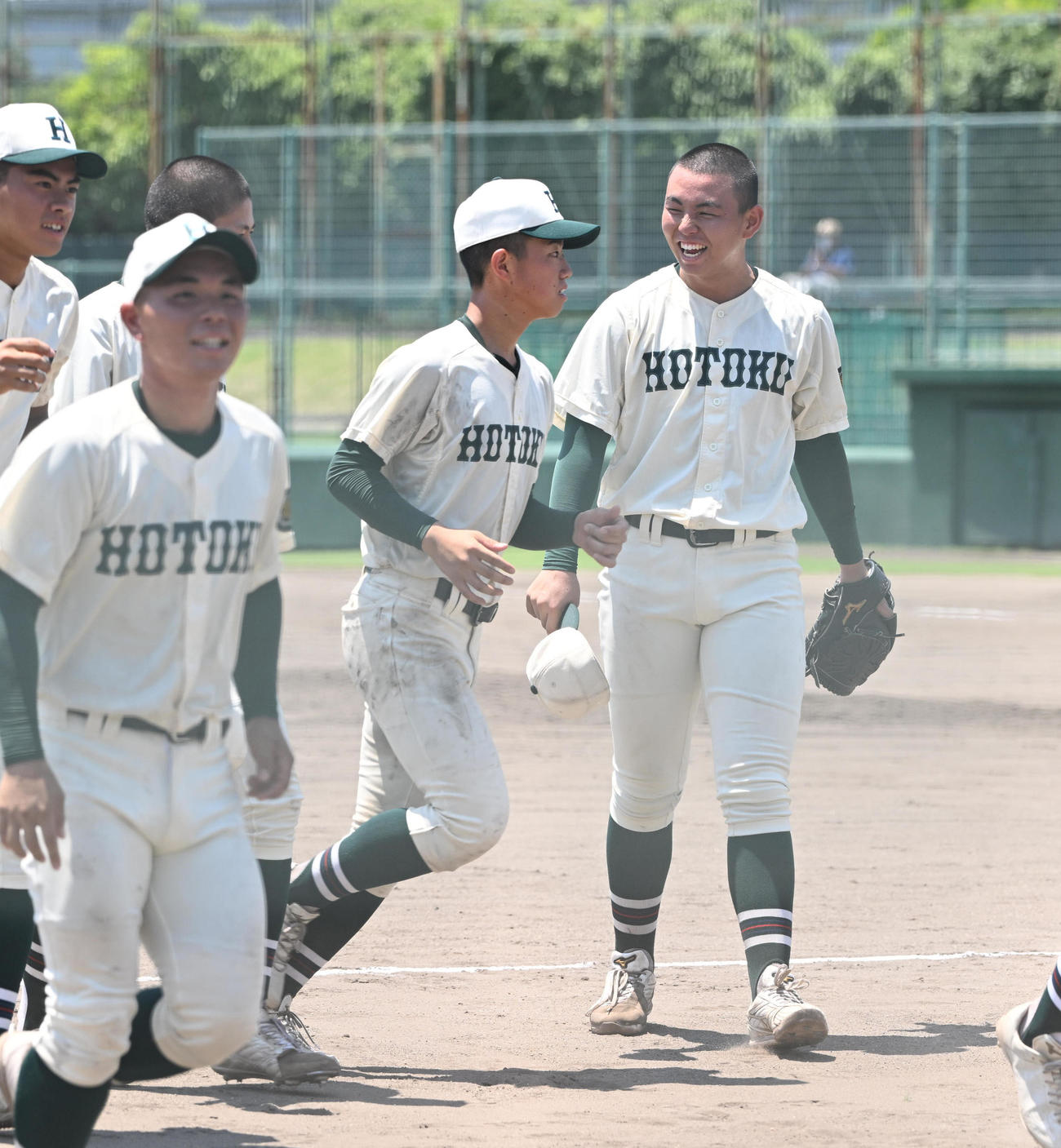 報徳学園対明石南　最後を締めた報徳学園・間木（右）は整列後に笑顔を見せる（撮影・和賀正仁）