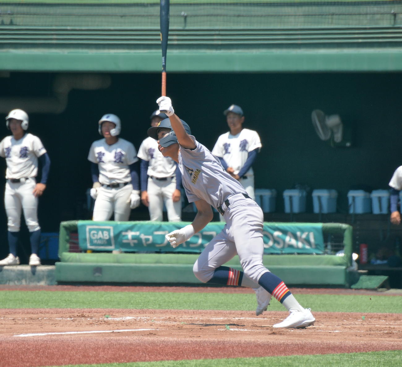 弘前学院聖愛対青森山田　青森山田の1番佐藤洸が、2点を追いかける6回2死満塁、逆転満塁本塁打を放つ（撮影・濱本神威）