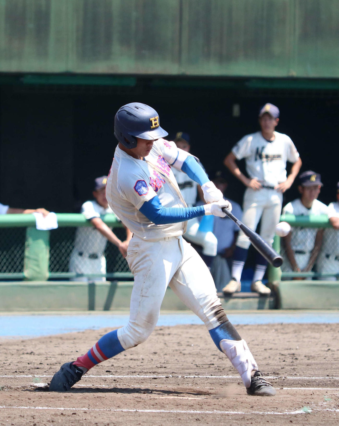 滑川総合対花咲徳栄　8回花咲徳栄無死、左前に安打を放つ石塚（撮影・野見山拓樹）