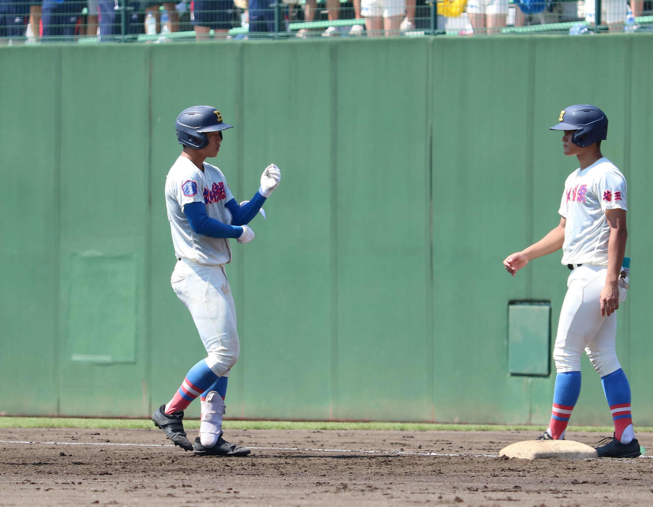 滑川総合対花咲徳栄　3回花咲徳栄2死、右前に安打を放った石塚（左）（撮影・野見山拓樹）