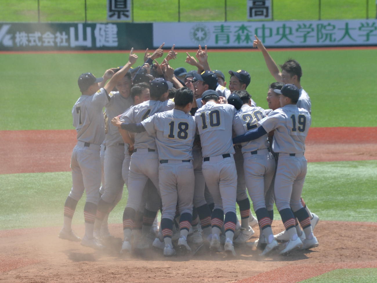 弘前学院聖愛対青森山田　17年以来7年ぶりの夏の甲子園出場を決め，マウンドで感情を爆発させる青森山田ナイン（撮影・濱本神威）