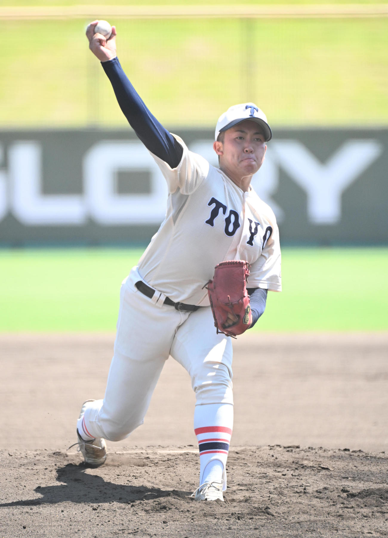三田学園対東洋大姫路　東洋大姫路先発の磯尾晃太（撮影・石井愛子）