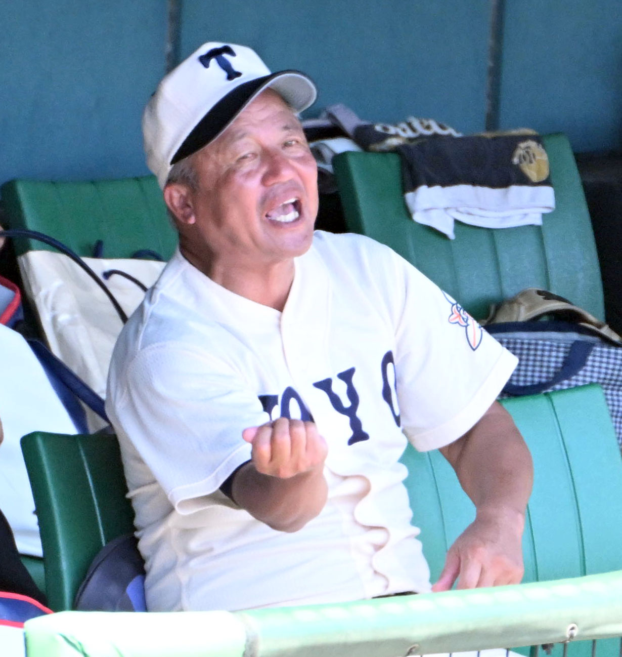 三田学園対東洋大姫路　選手に声をかける東洋大姫路・岡田龍生監督（撮影・石井愛子）