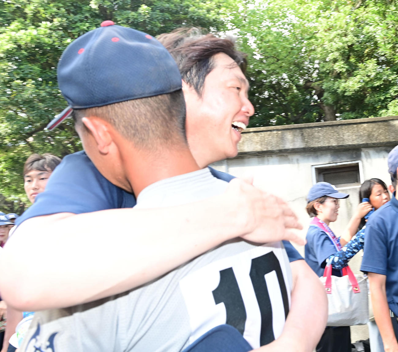 神戸学院大付対甲南　健闘した二男・颯真（左）を抱きしめる広島新井監督（撮影・和賀正仁）