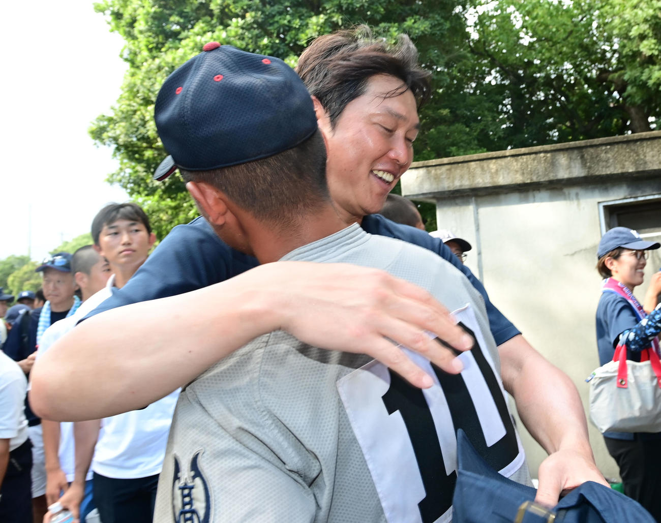 神戸学院大付対甲南　健闘した二男・颯真（左）を抱きしめる広島新井監督（撮影・和賀正仁）