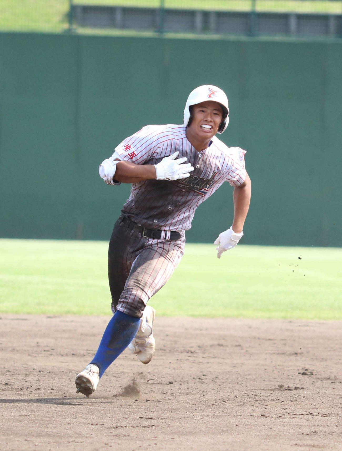 山村学園対聖望学園　9回表山村学園1死一、二塁、勝ち越し打を放ち、二塁を回る横田（撮影・野見山拓樹）