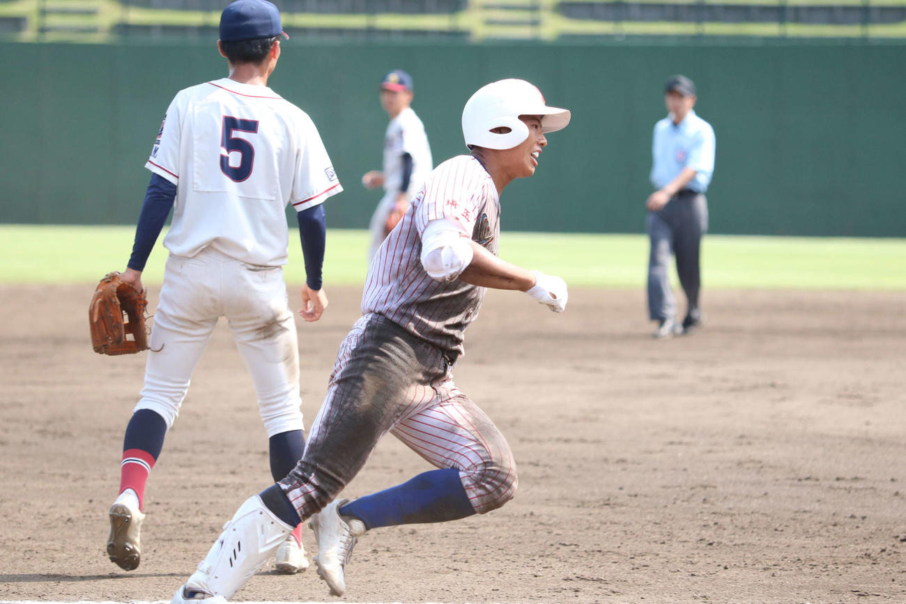 山村学園対聖望学園　9回表山村学園1死一、二塁、勝ち越しの2点三塁打を放った横田は、相手の失策の間に三塁を蹴る（撮影・野見山拓樹）
