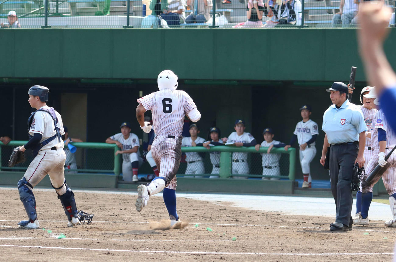 山村学園対聖望学園　9回表山村学園1死一、二塁、勝ち越しの2点三塁打を放った横田は、相手の失策の間にそのまま生還した（撮影・野見山拓樹）