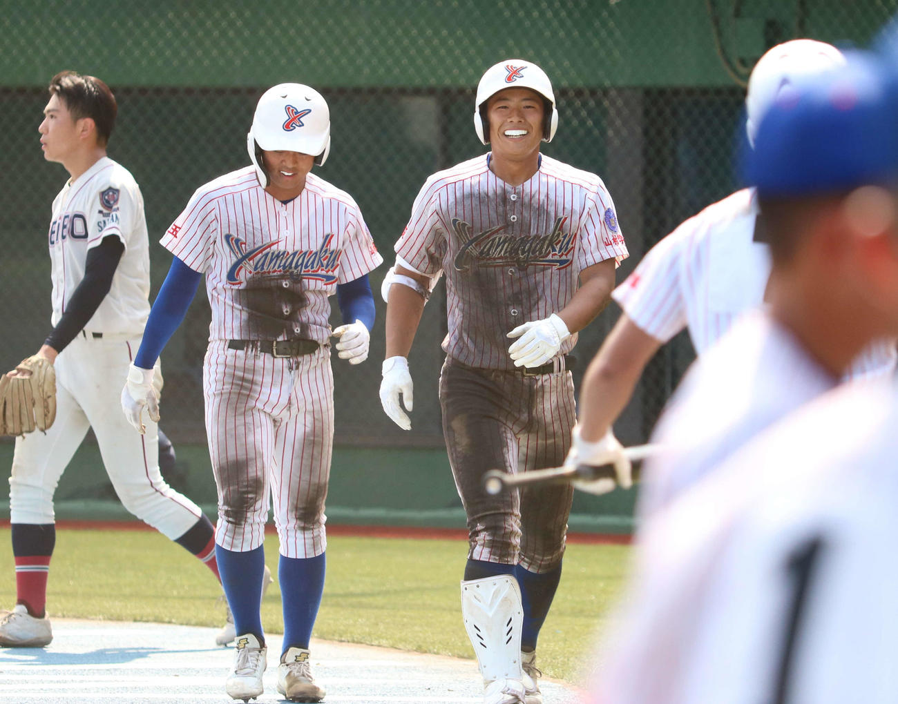 山村学園対聖望学園　9回表山村学園1死一、二塁、勝ち越し打を放ち、笑顔を見せる横田蒼和（左から3番目）（撮影・野見山拓樹）