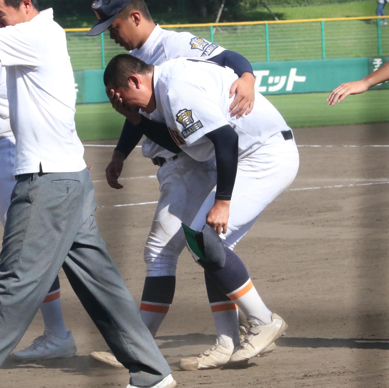 神港学園の前田が涙を流し抱きかかえられる（撮影・林亮佑）