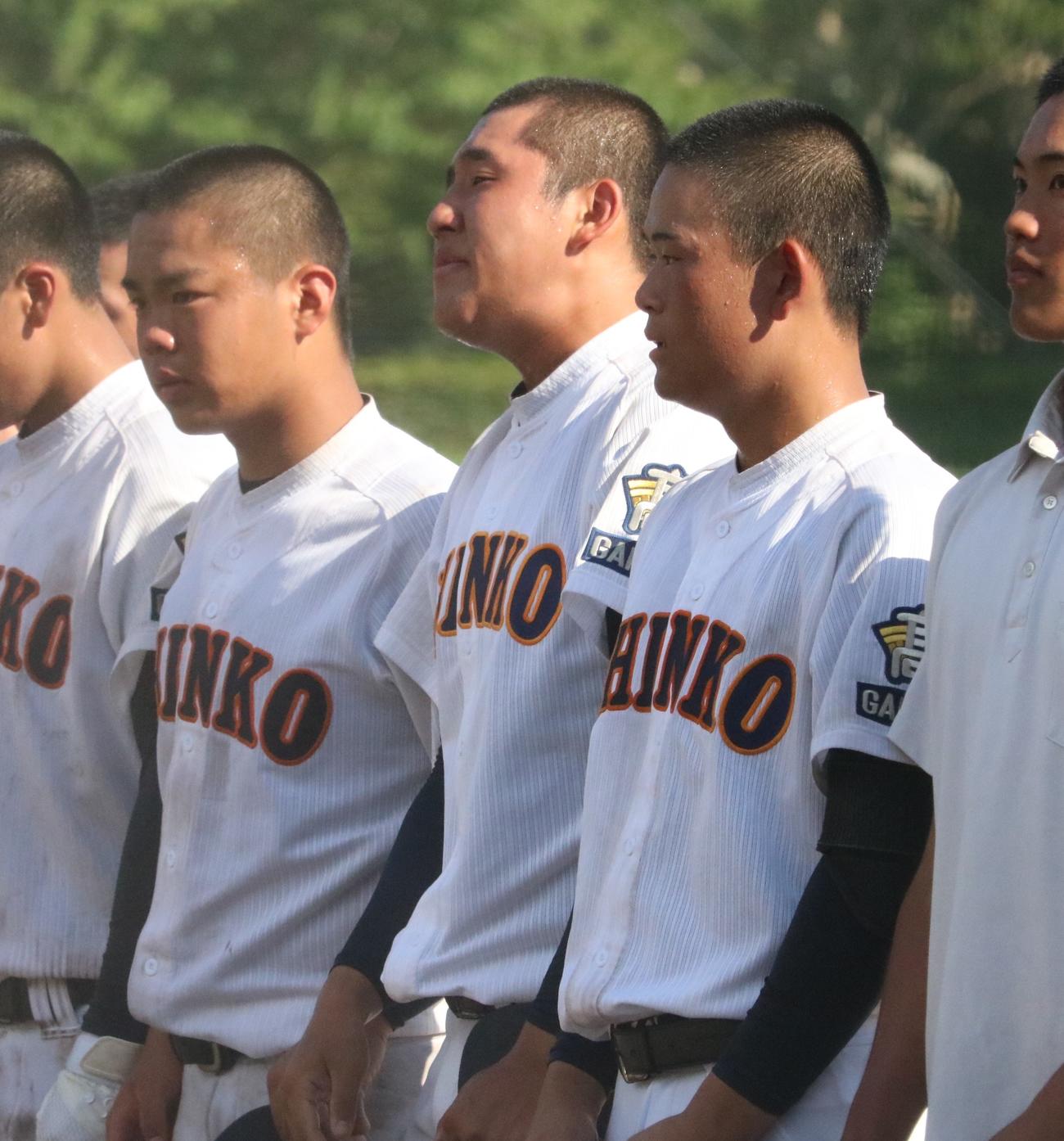 神港学園の前田が涙を流す（撮影・林亮佑）