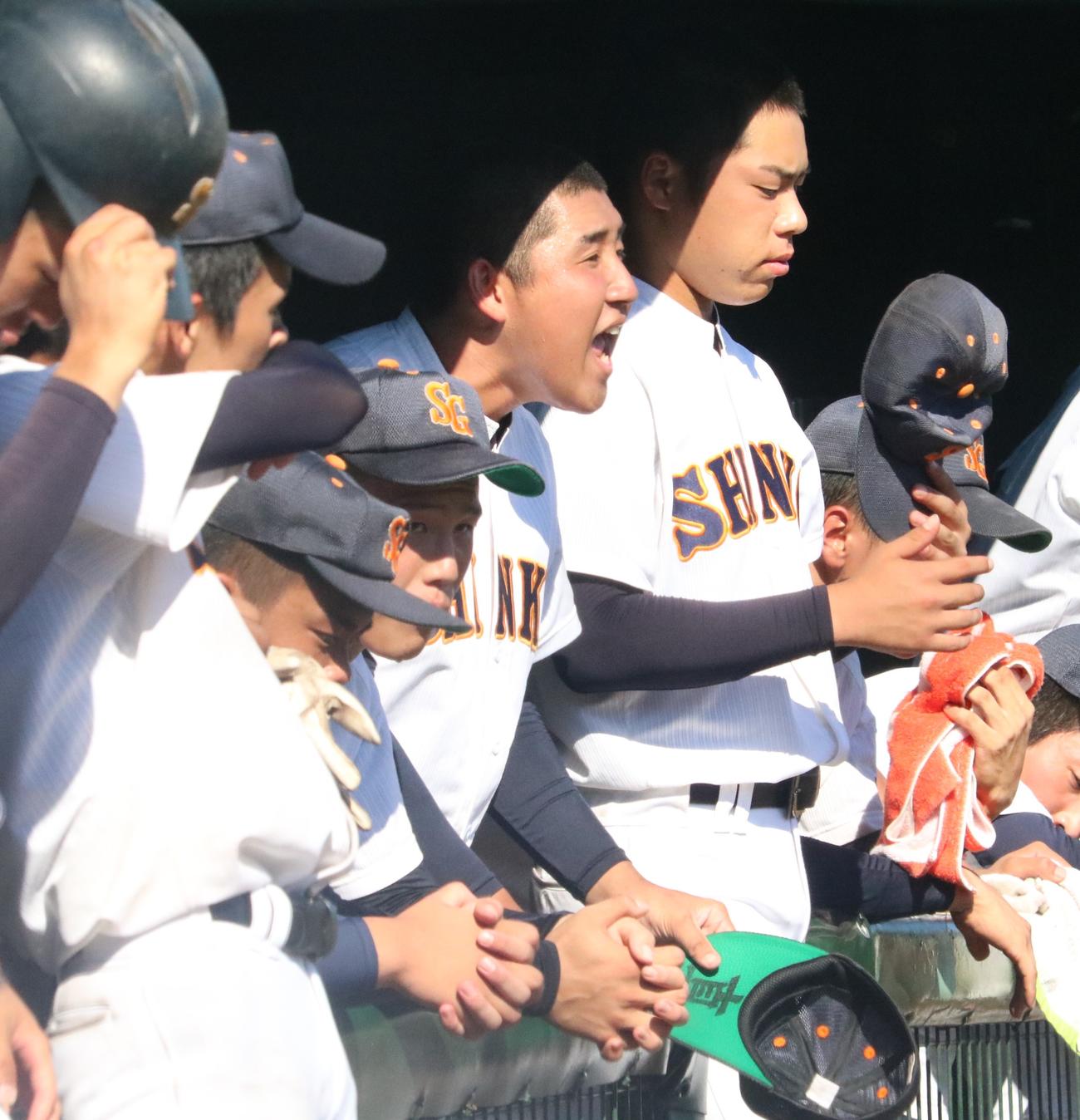 神港学園の前田がベンチから声を出す（撮影・林亮佑）