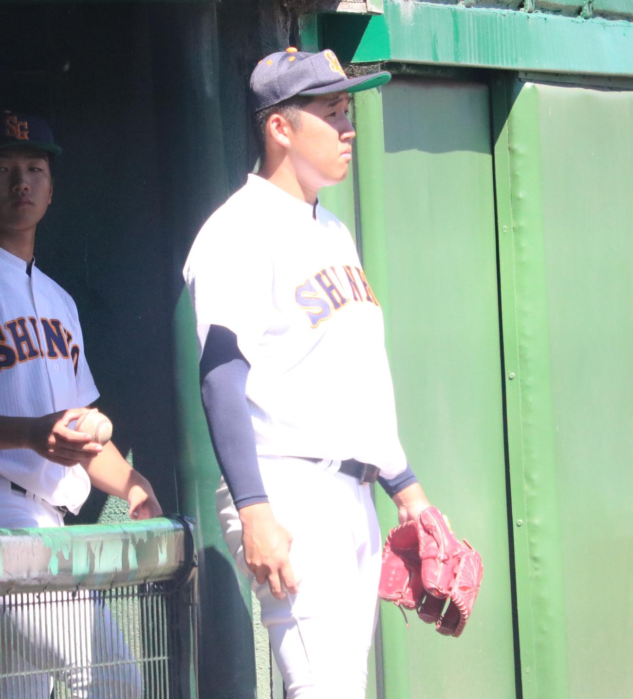 神港学園の前田が出番を待つ（撮影・林亮佑）