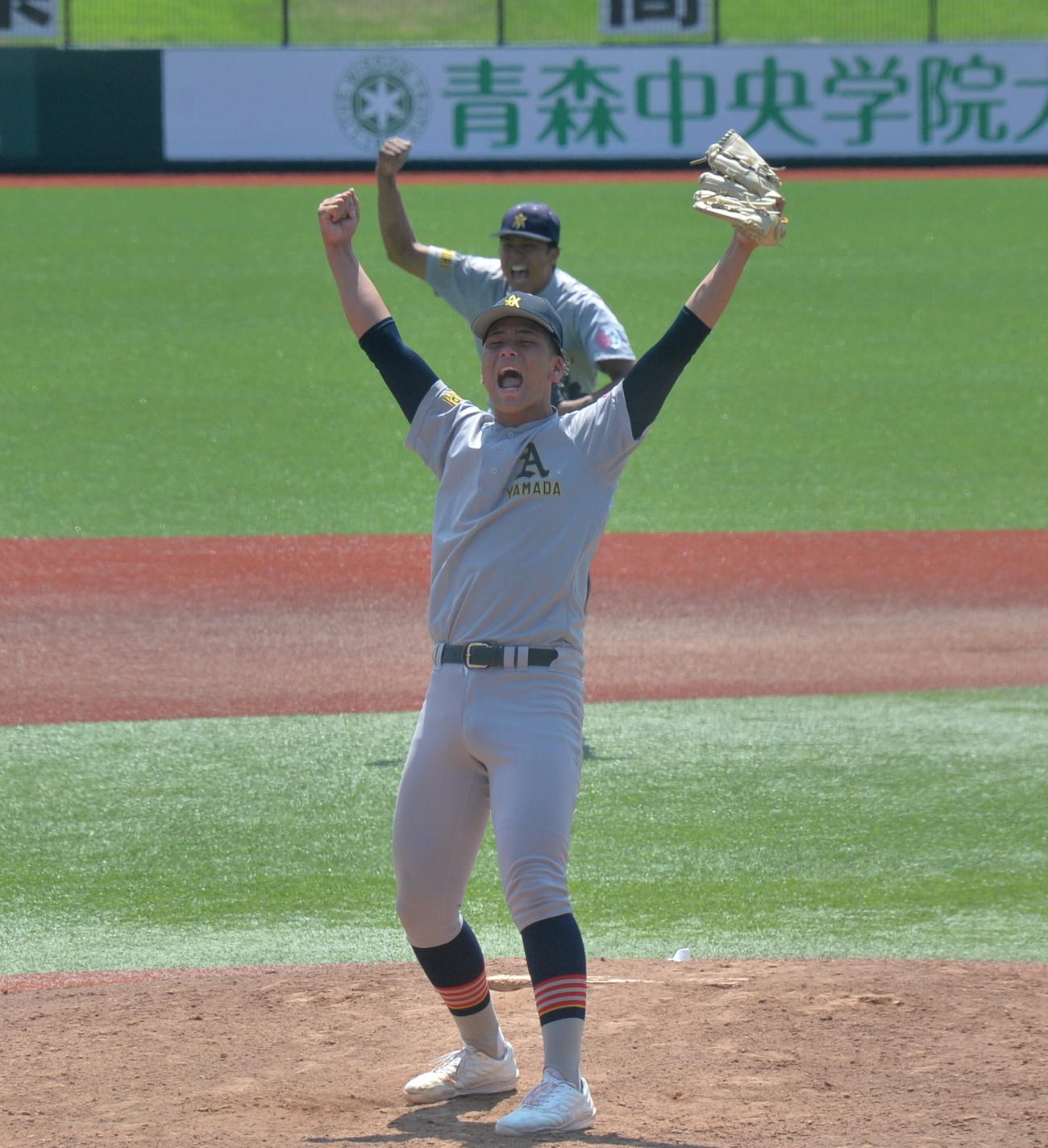 弘前学院聖愛対青森山田　最後の打者を3球三振に切って取り、力強くガッツポーズする青森山田・関（撮影・濱本神威）