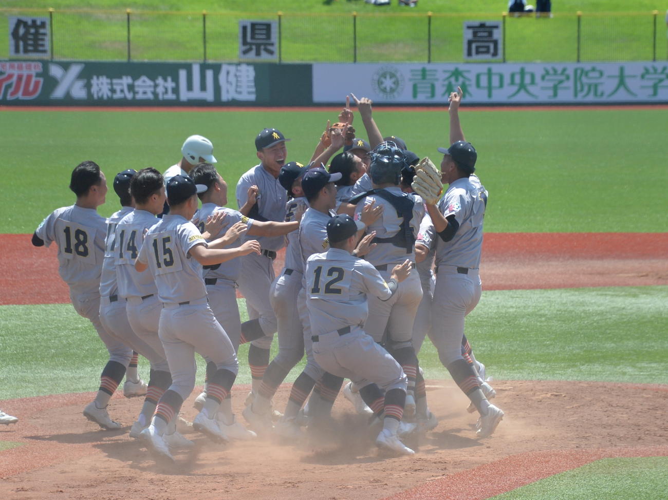 弘前学院聖愛対青森山田　夏の甲子園出場を決めマウンドで感情を爆発させる青森山田の選手たち（撮影・濱本神威）