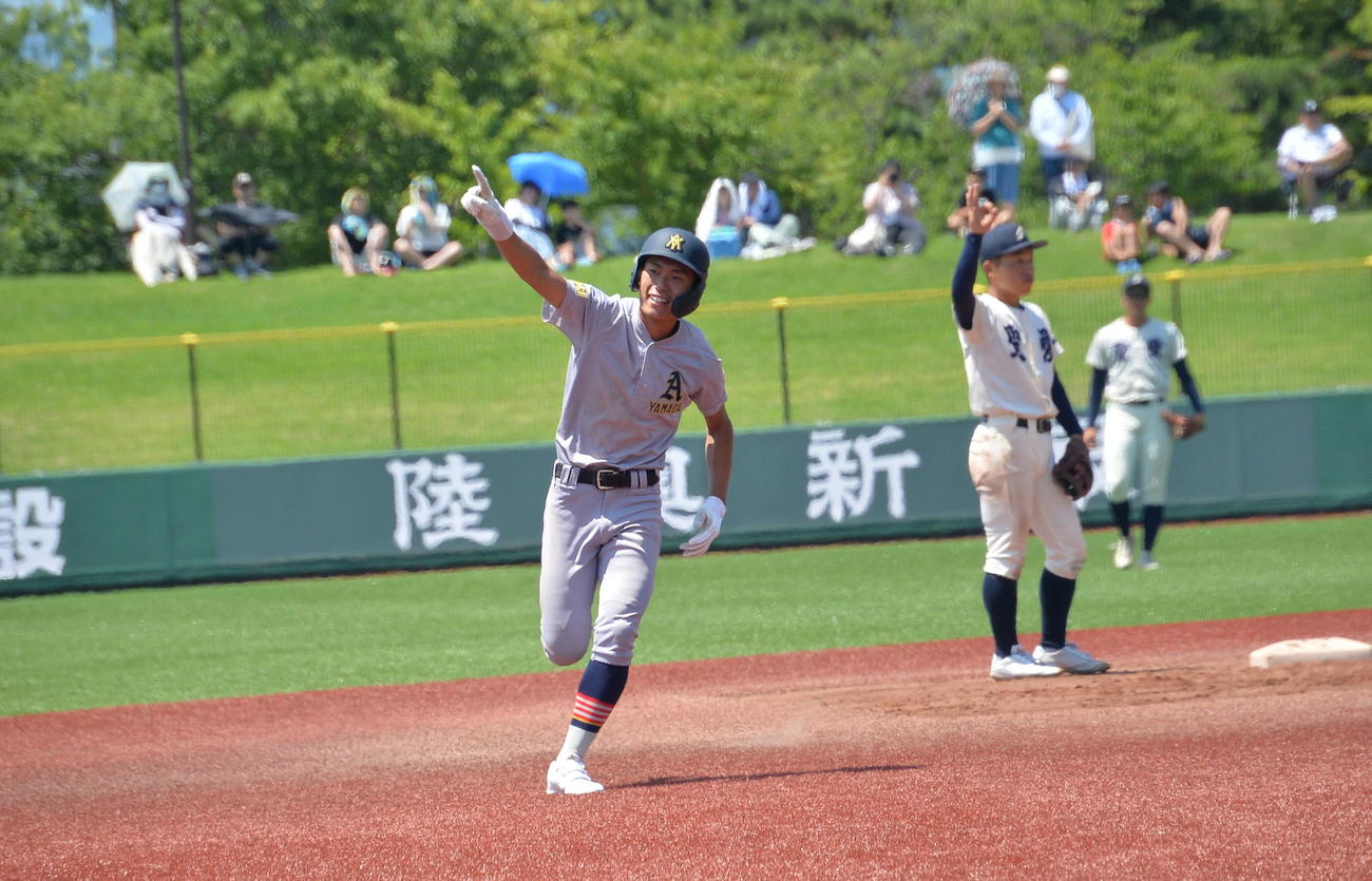 弘前学院聖愛対青森山田　6回裏青森山田2死満塁、左越え逆転満塁本塁打を放った佐藤洸は人さし指を突き上げダイヤモンドを回る（撮影・濱本神威）