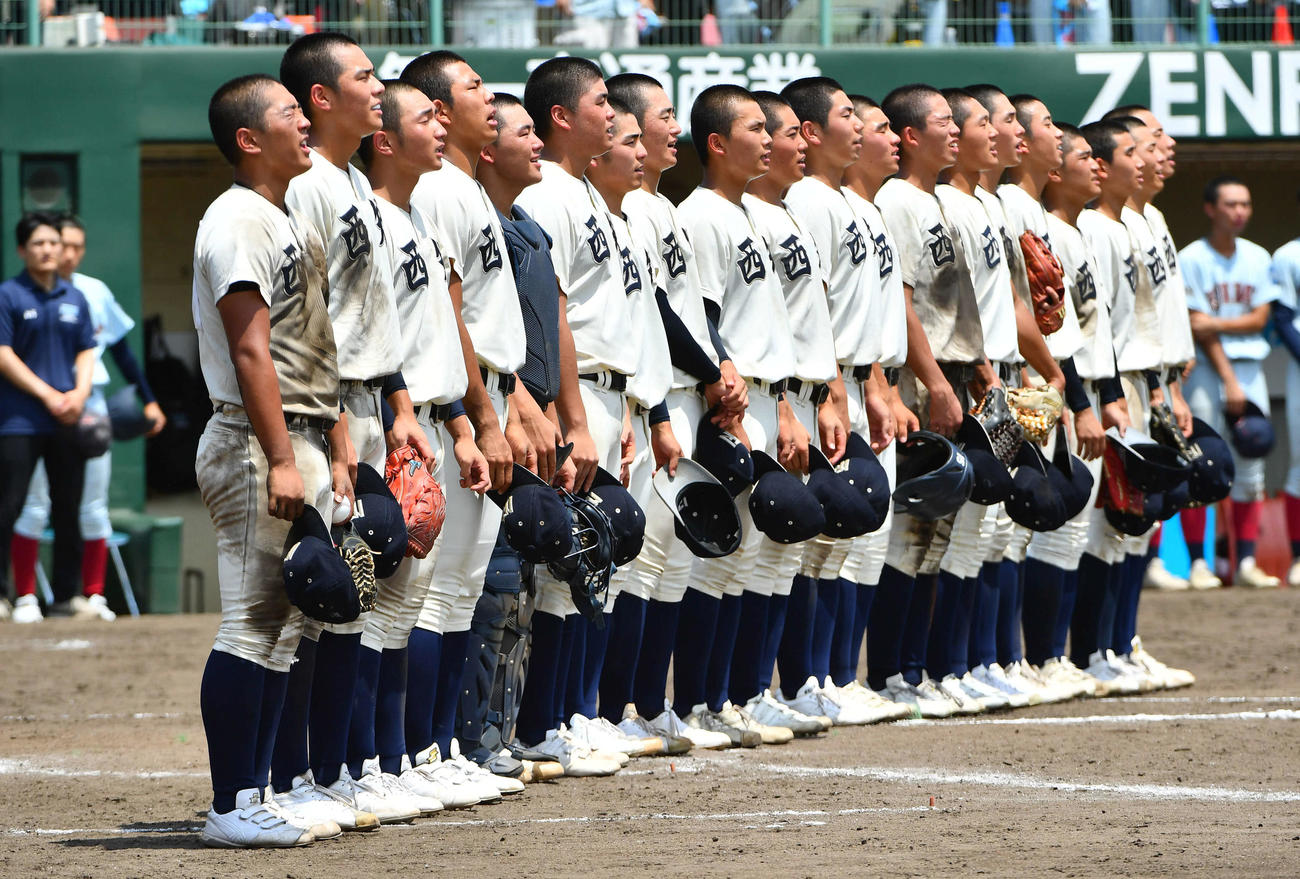 西日本短大付対近大福岡　近大福岡を破って決勝進出を決め、校歌を歌う西日本短大付ナイン（撮影・岩下翔太）
