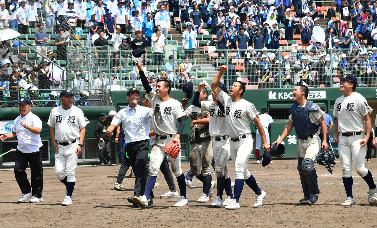 西日本短大付対近大福岡　近大福岡を破って決勝進出を決め、笑顔で帽子を掲げる村上（左から4人目）と歓喜する西日本短大付ナイン（撮影・岩下翔太）