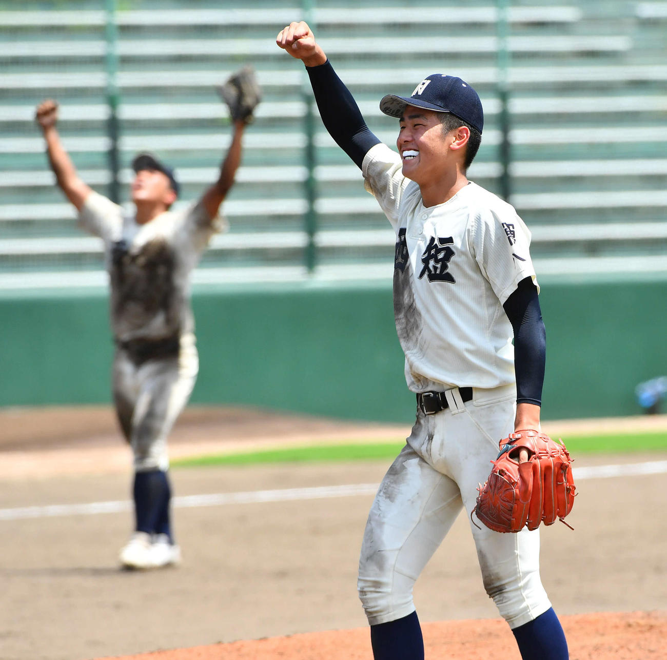 西日本短大付対近大福岡　最終回を抑えて決勝進出を決め、笑顔でガッツポーズする西日本短大付・村上（撮影・岩下翔太）