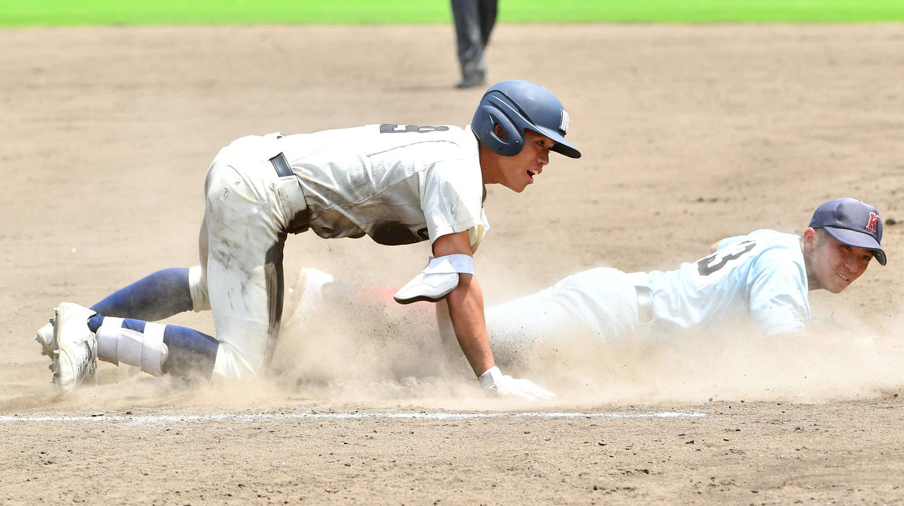 西日本短大付対近大福岡　10回表西日本短大付1死二、三塁、斉藤（左）は勝ち越しの適時遊撃内野安打を放つ（撮影・岩下翔太）